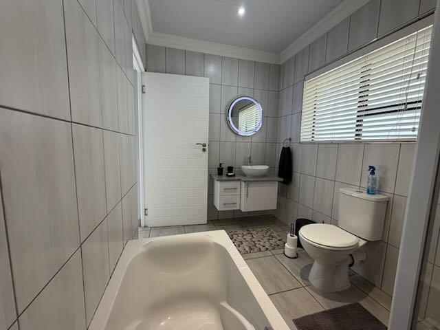 5 Bedroom Property for Sale in Reebok Western Cape